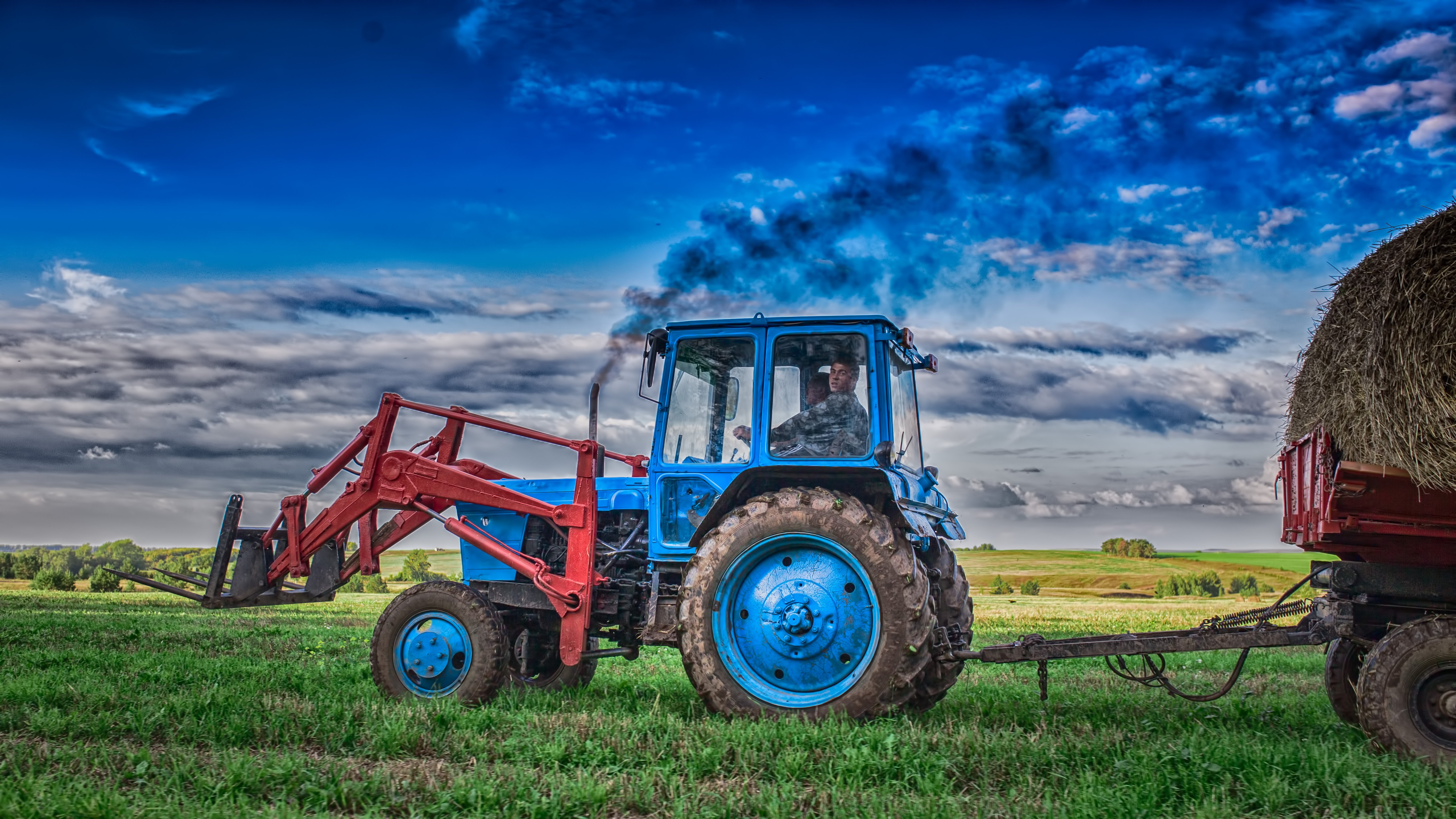 Трактор Беларус в поле