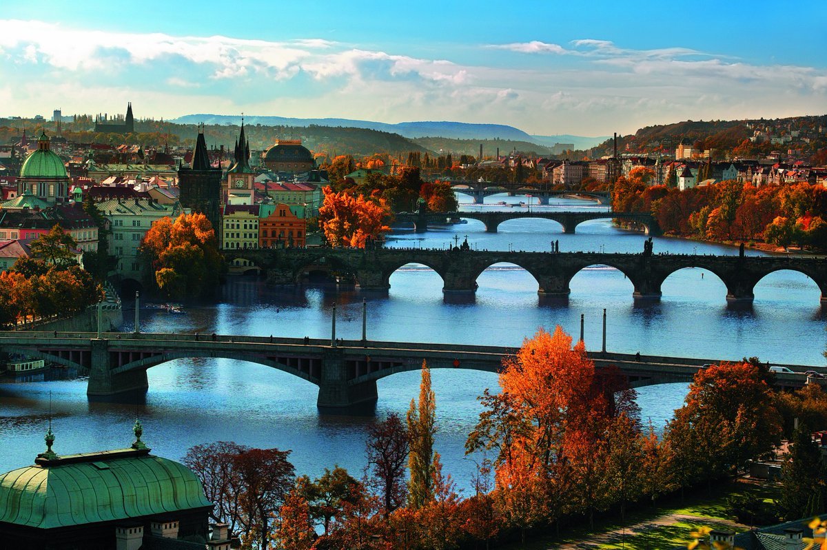 Прага Карлов мост осенью