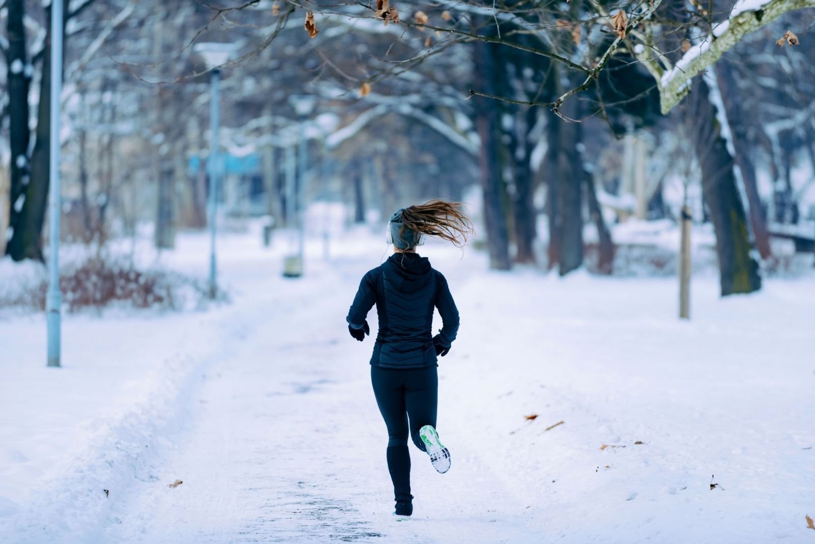 Девушка бежит зимой