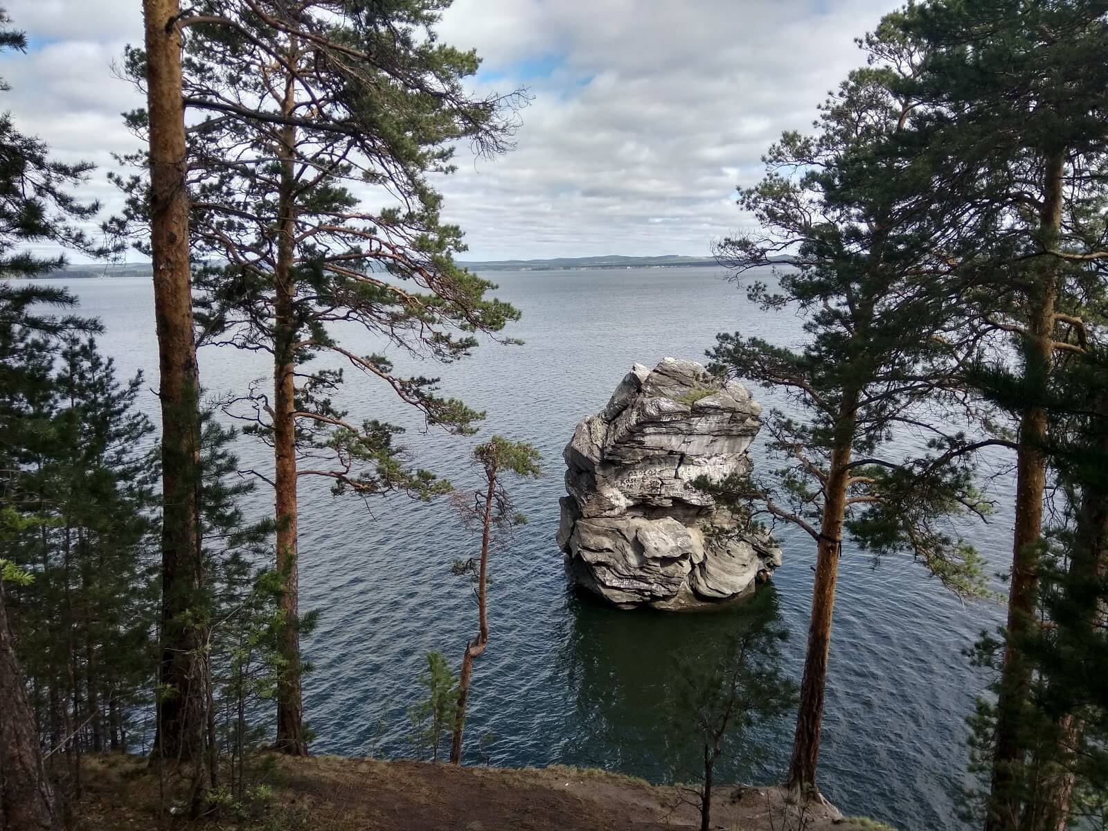 Шайтан камень на озере Иткуль