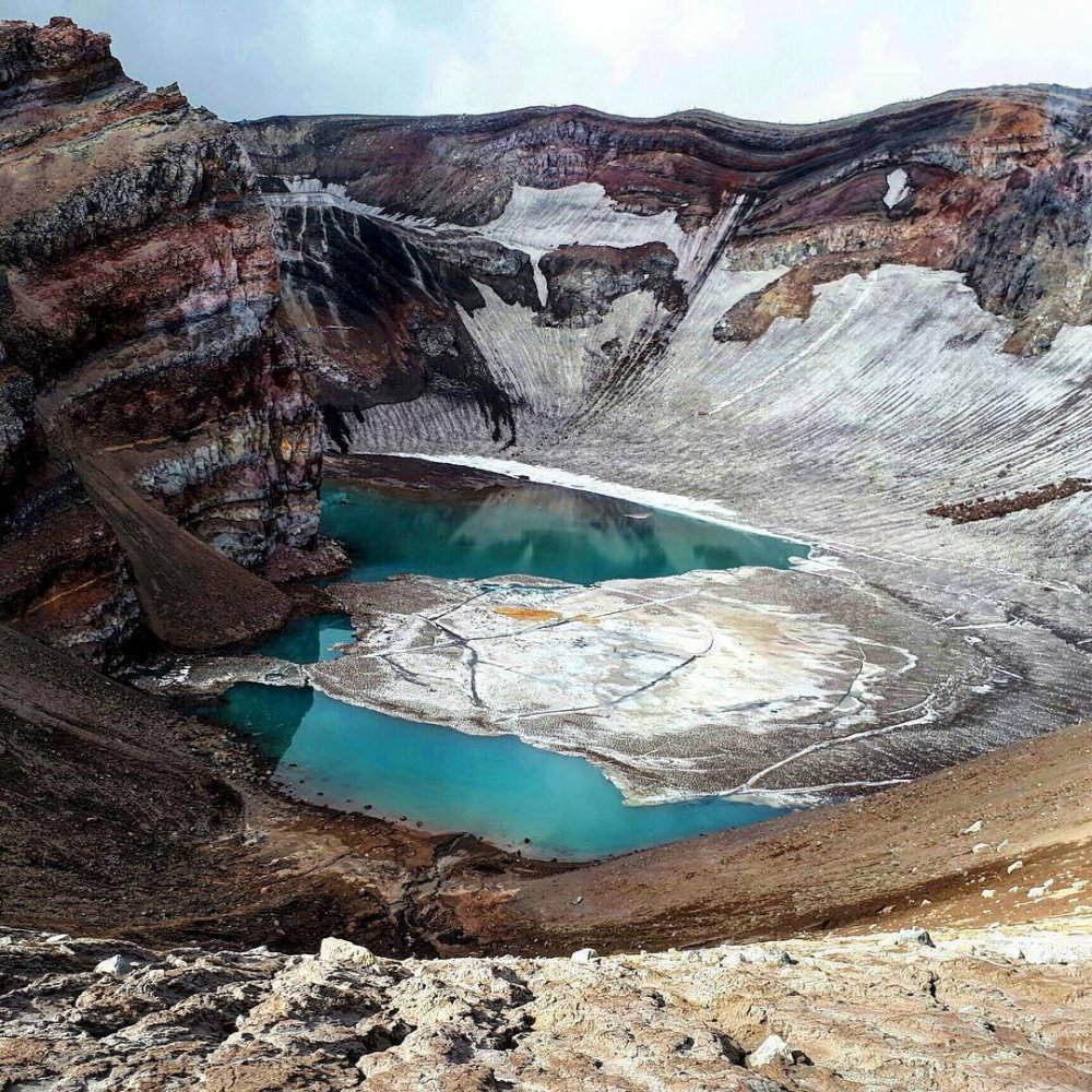 Вулкан Горелый кратер голубое озеро