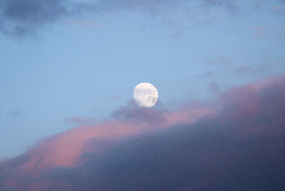 Луна на утреннем небе