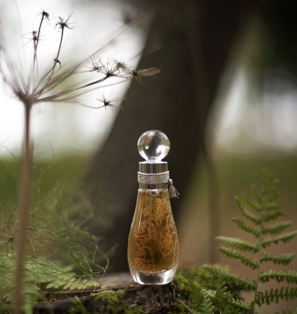 Фотосессия парфюма на природе