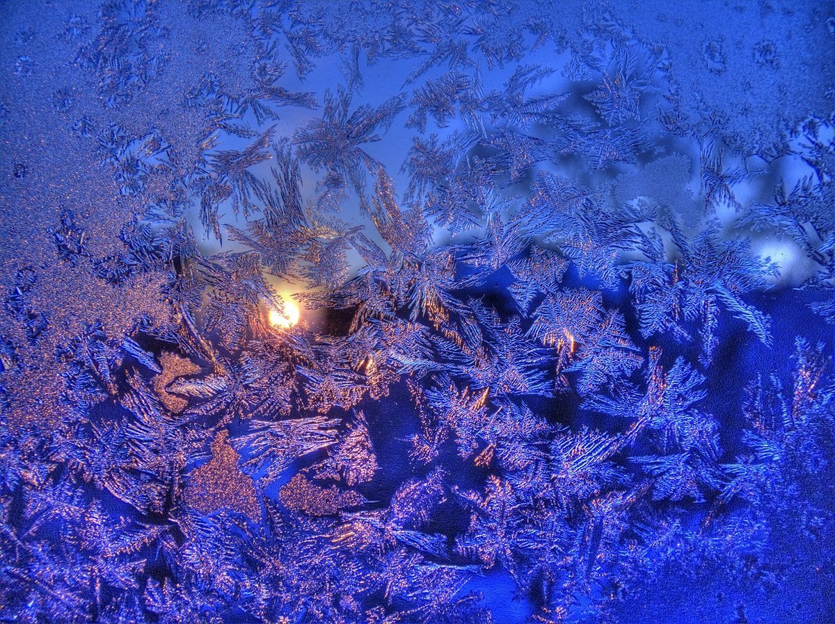 Зимние узоры на стекле