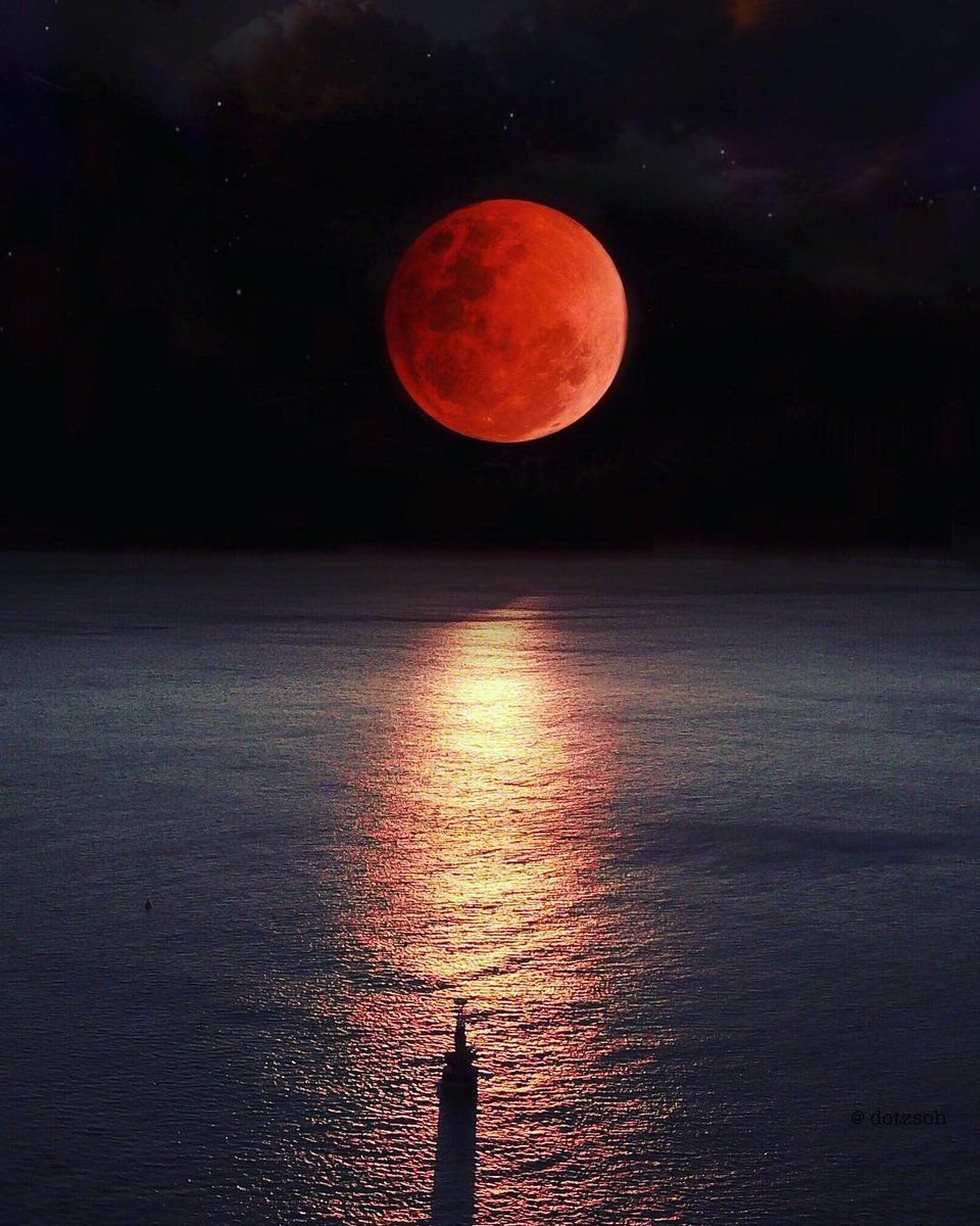 Красная Луна на море