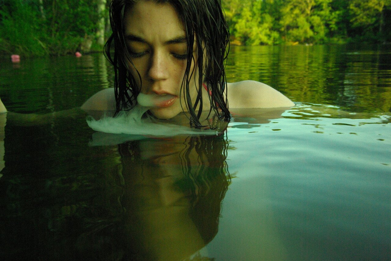 Девушка плавает в озере