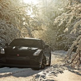 Машина в лесу зимой (21 фото)