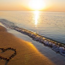 Сердце на песке у моря (39 фото)