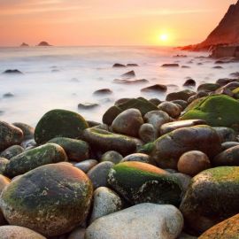 Берег моря с камнями (42 фото)