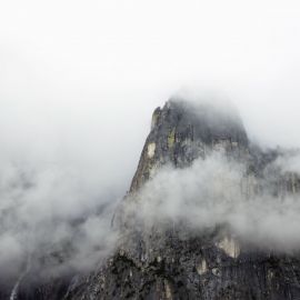 Вершины гор в тумане (65 фото)