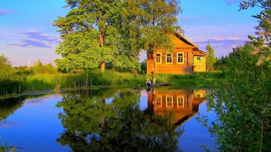 Дом в деревне на берегу реки (58 фото)