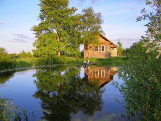 Дом в деревне у реки (56 фото)