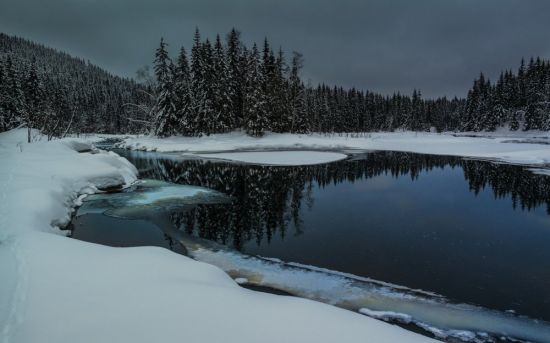 Полынья в замерзшей реке (59 фото)