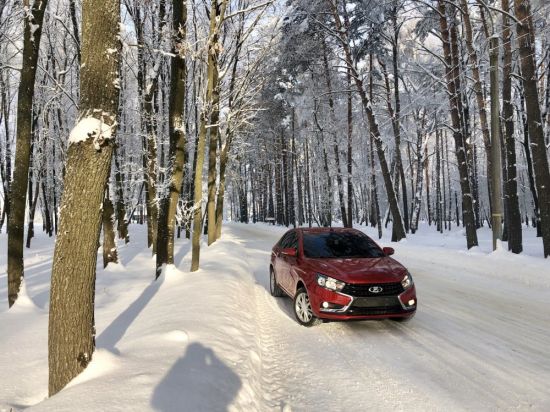 Машина в зимнем лесу (56 фото)