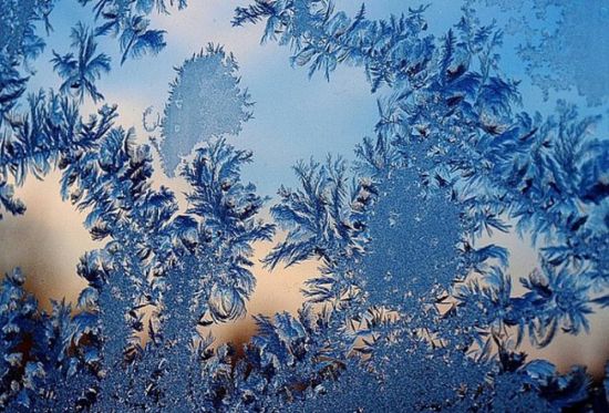 Морозные узоры на окне (55 фото)