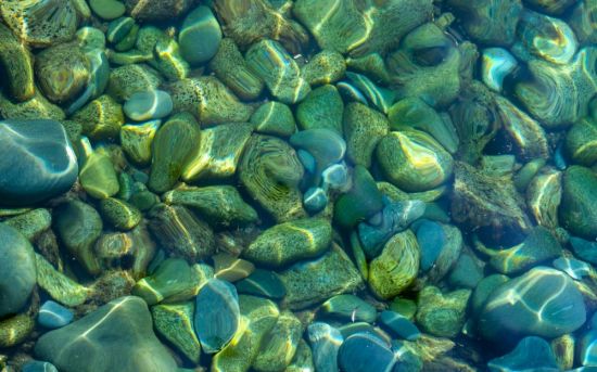 Камни в воде (51 фото)