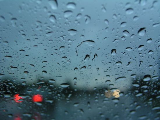 Капли дождя на окне (47 фото)