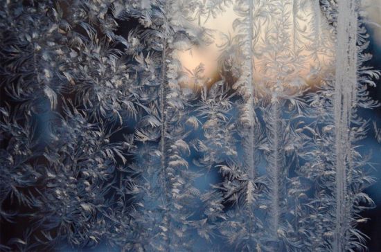 Снежные узоры на стекле (50 фото)
