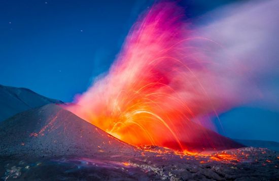 Извергающийся вулкан (72 фото)