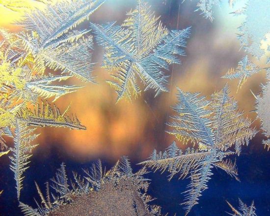 Узоры на окне зимой (59 фото)