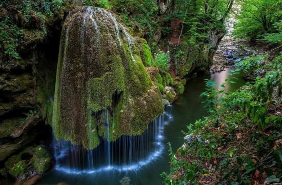 Необычные водопады (58 фото)