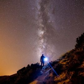 Человек на фоне звездного неба (52 фото)