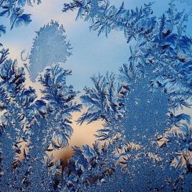 Морозные узоры на окне (55 фото)