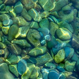 Камни в воде (51 фото)