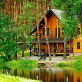Красивый дом на берегу реки (60 фото)