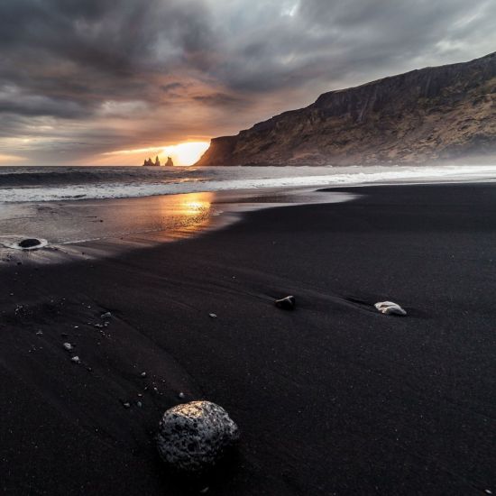 Пляж с вулканическим песком (51 фото)