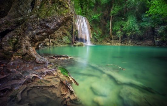 Озеро с водопадом в лесу (42 фото)