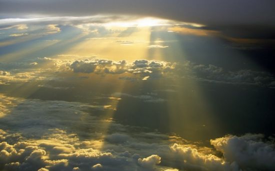 Облака освещенные солнцем (45 фото)