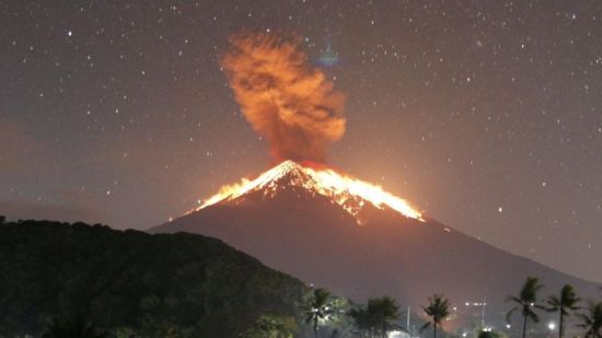 Вулкан на острове ява в индонезии (42 фото)