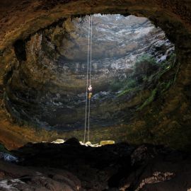 Пещера с дыркой (39 фото)