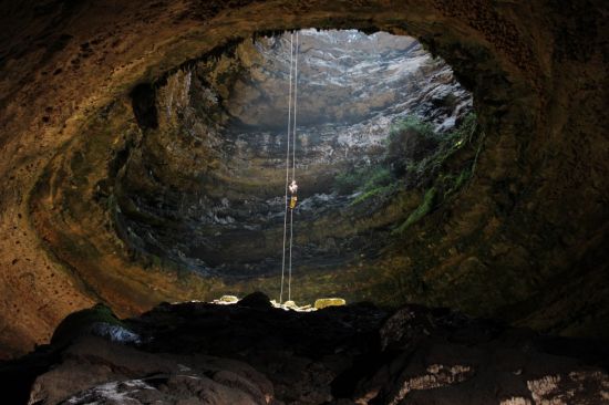 Пещера с дыркой (39 фото)