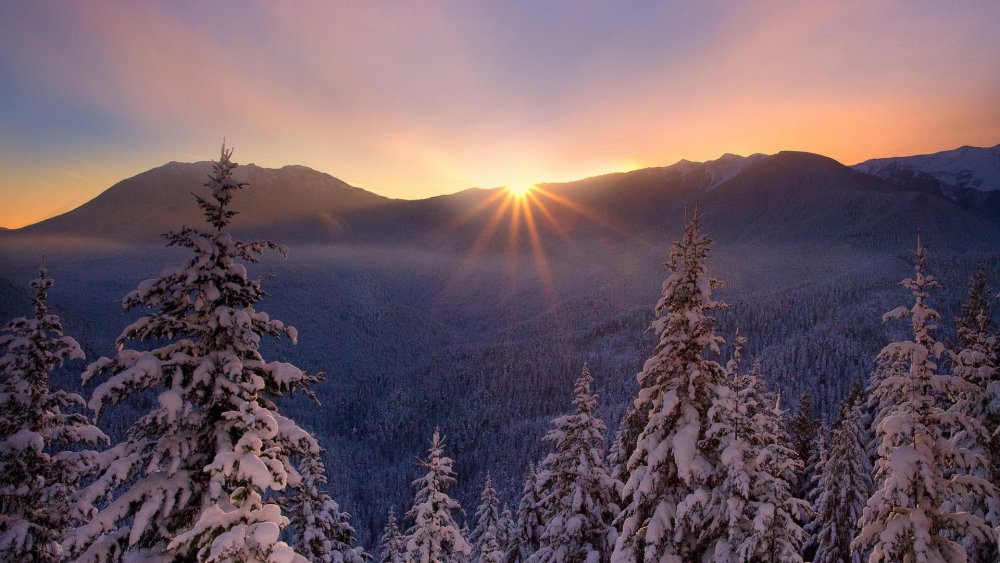 Рассвет в горах зимой