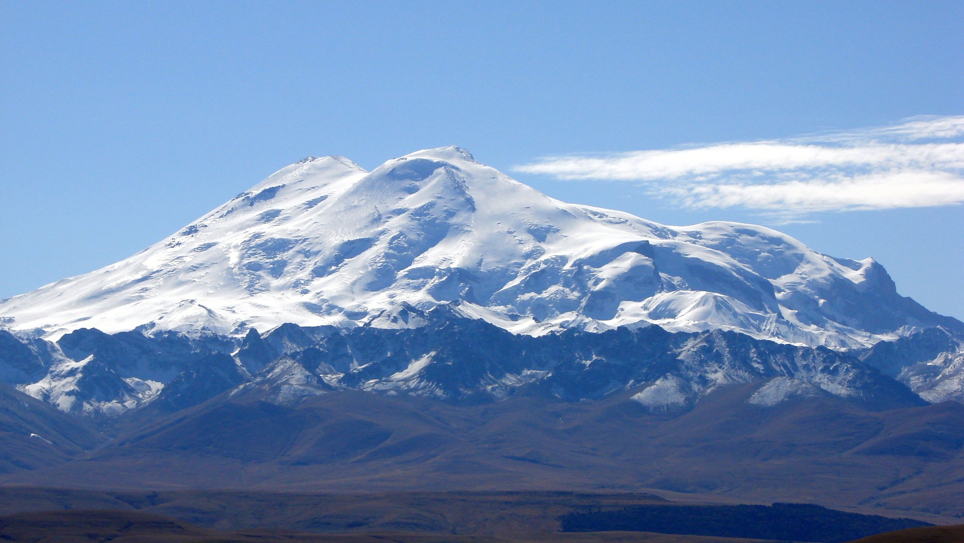 Эльбрус двуглавая вершина. Гора Эльбрус. Кавказские горы Эльбрус. Хребет Эльбурс. Гора Эльбрус фото.