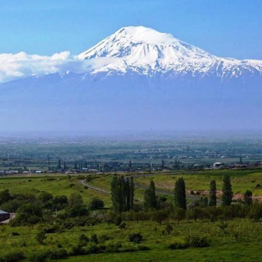 Гора в ереване. Гора Масис Армения. Гора Арарат сис Масис. Вид горы Арарат со стороны Турции. Армения горы сис и Масис.