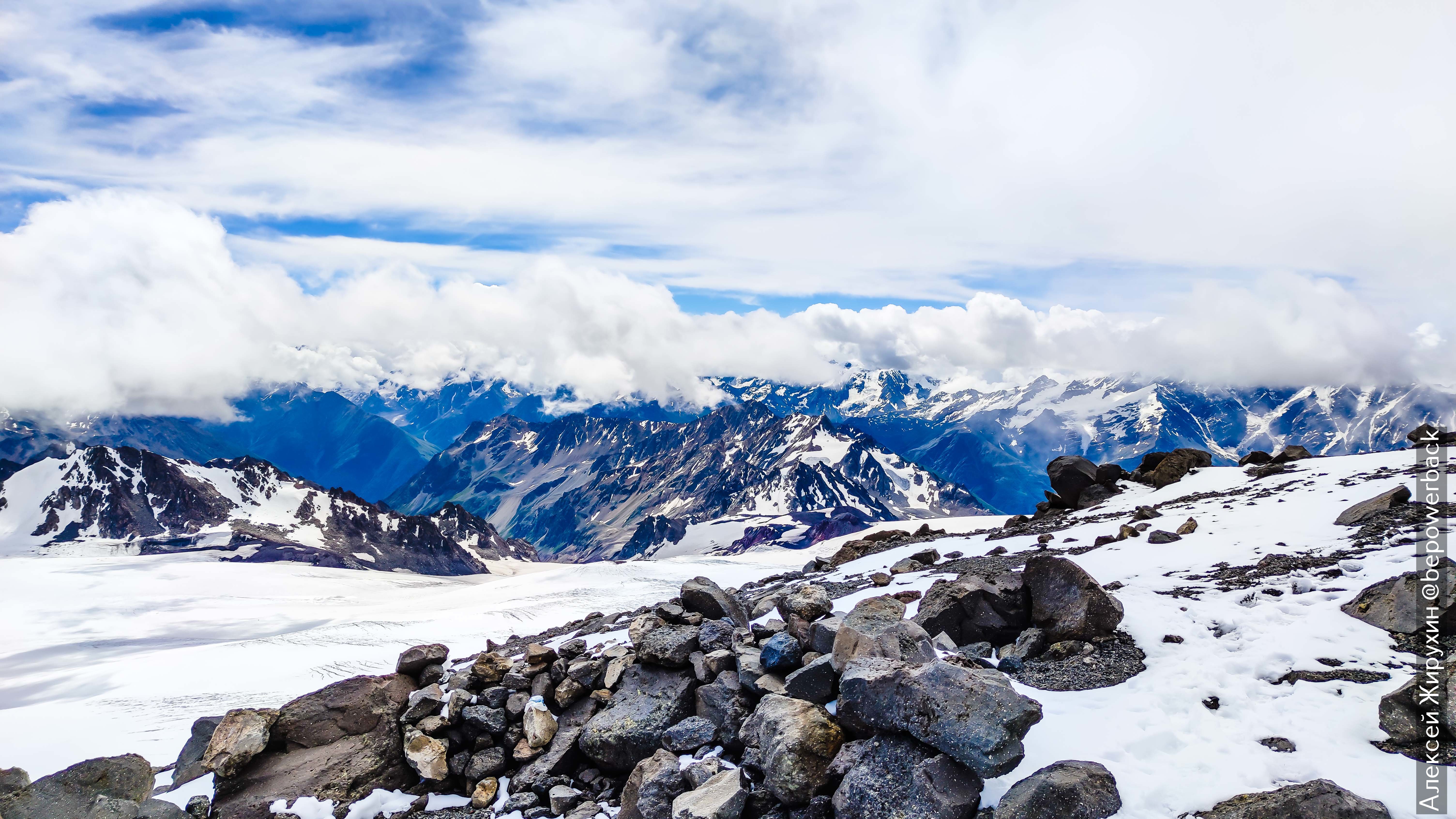 Подножие горы эльбрус. Горы КЧР Эльбрус. Горная гряда Эльбрус. Подножье горы Эльбрус. Горный ледник Эльбрус.