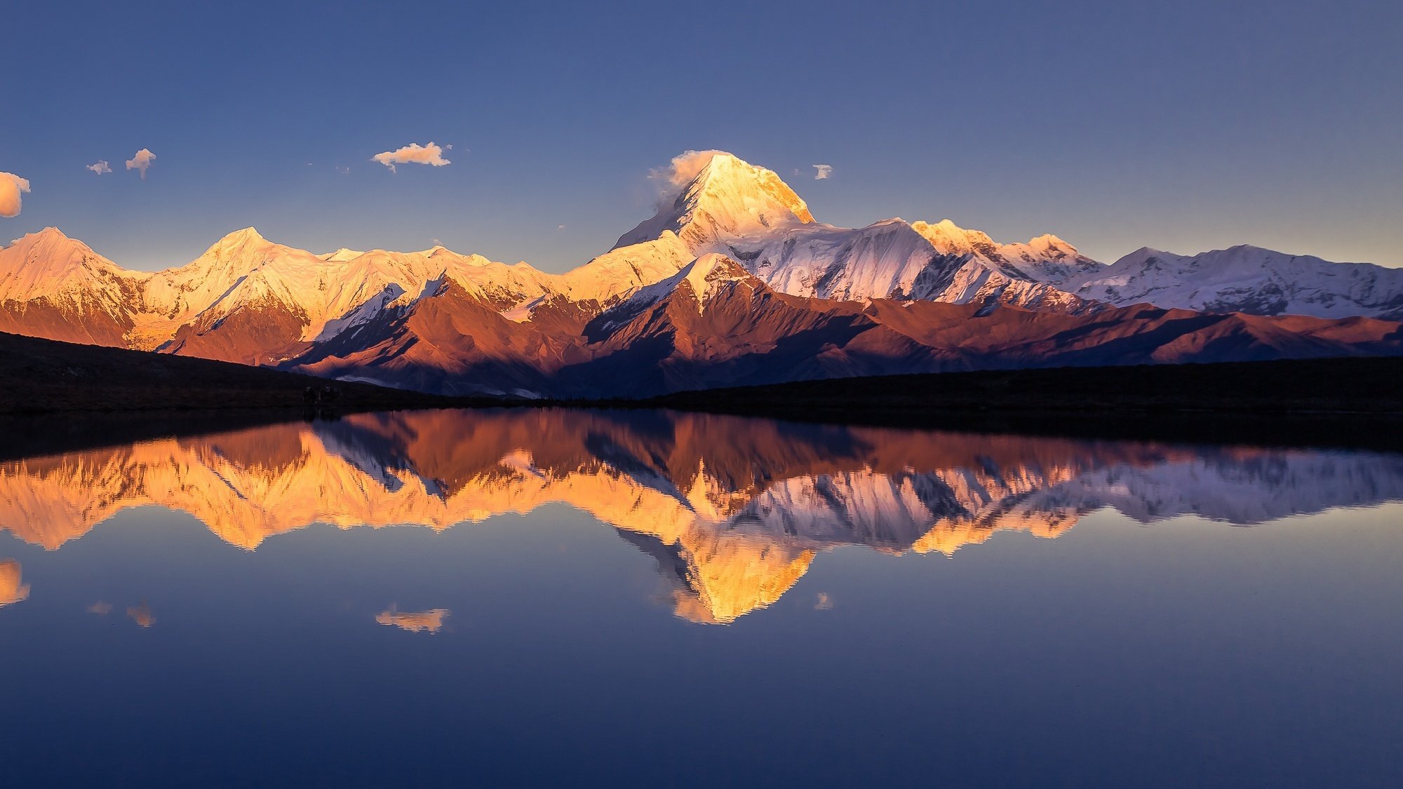 Гималаи озера. Горы Гималаи. Озеро в Гималаях. Горные озера в Гималаях. Хребет Гималаи.