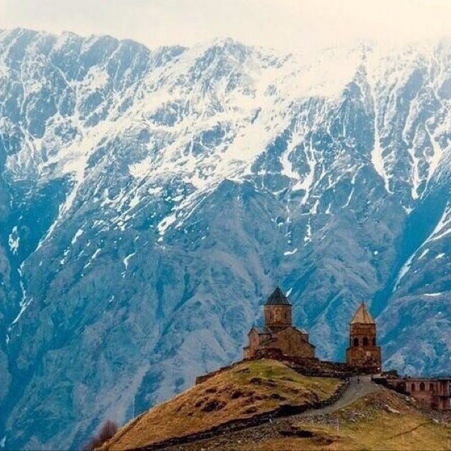 Церковь у подножия горы Казбек Грузия