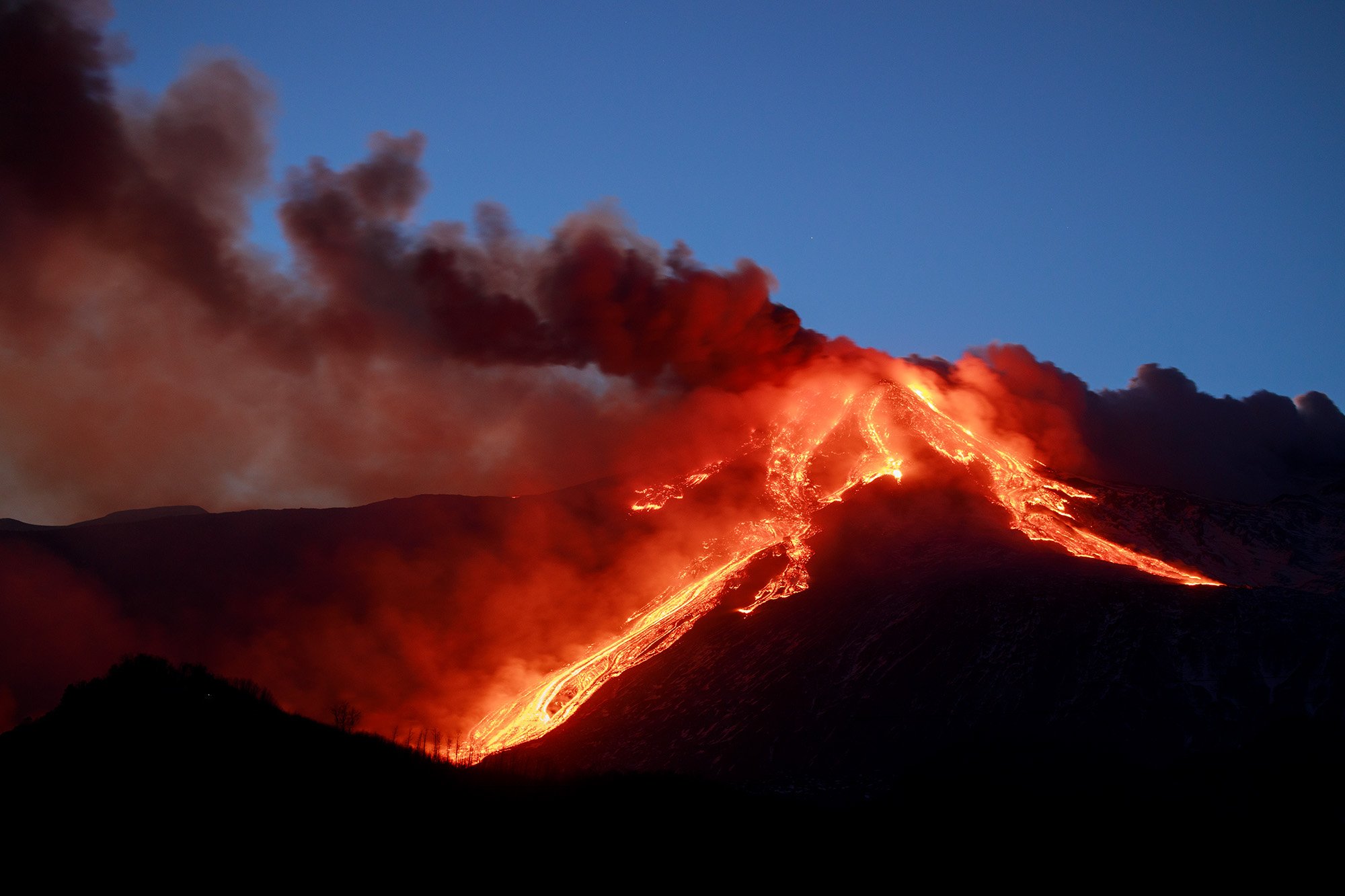 Вулкан россия vulkan win. Вулкан Этна. Этна Сицилия. Высота вулкана Этна. Извержение вулкана Этна на Сицилии 1669.
