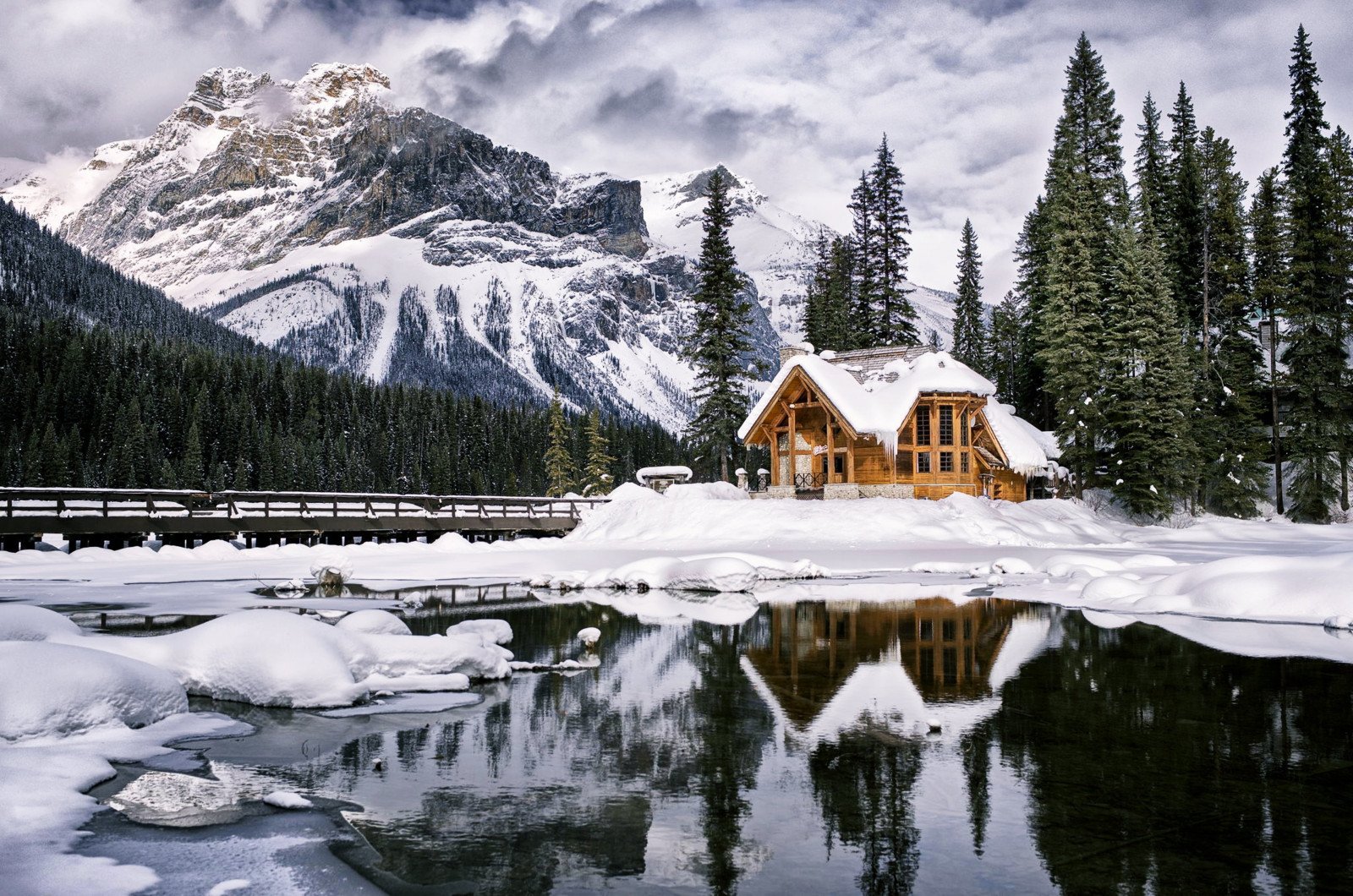 домик в горах зимой фото