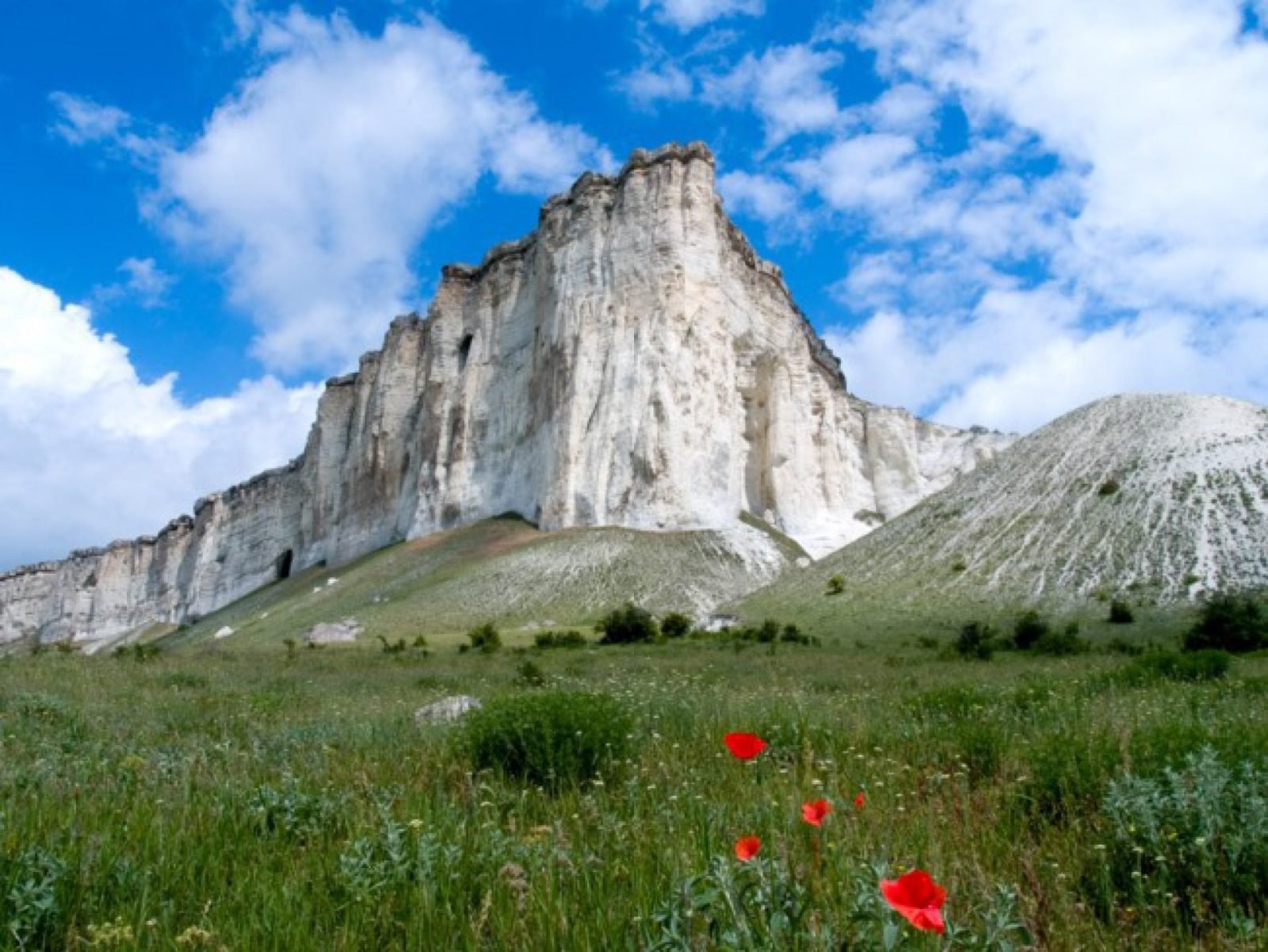 Бела в крыму. Скала АК-Кая белая скала. Горный массив АК-Кая (белая скала). Гора АК Кая Крым. Белая скала Белогорск.