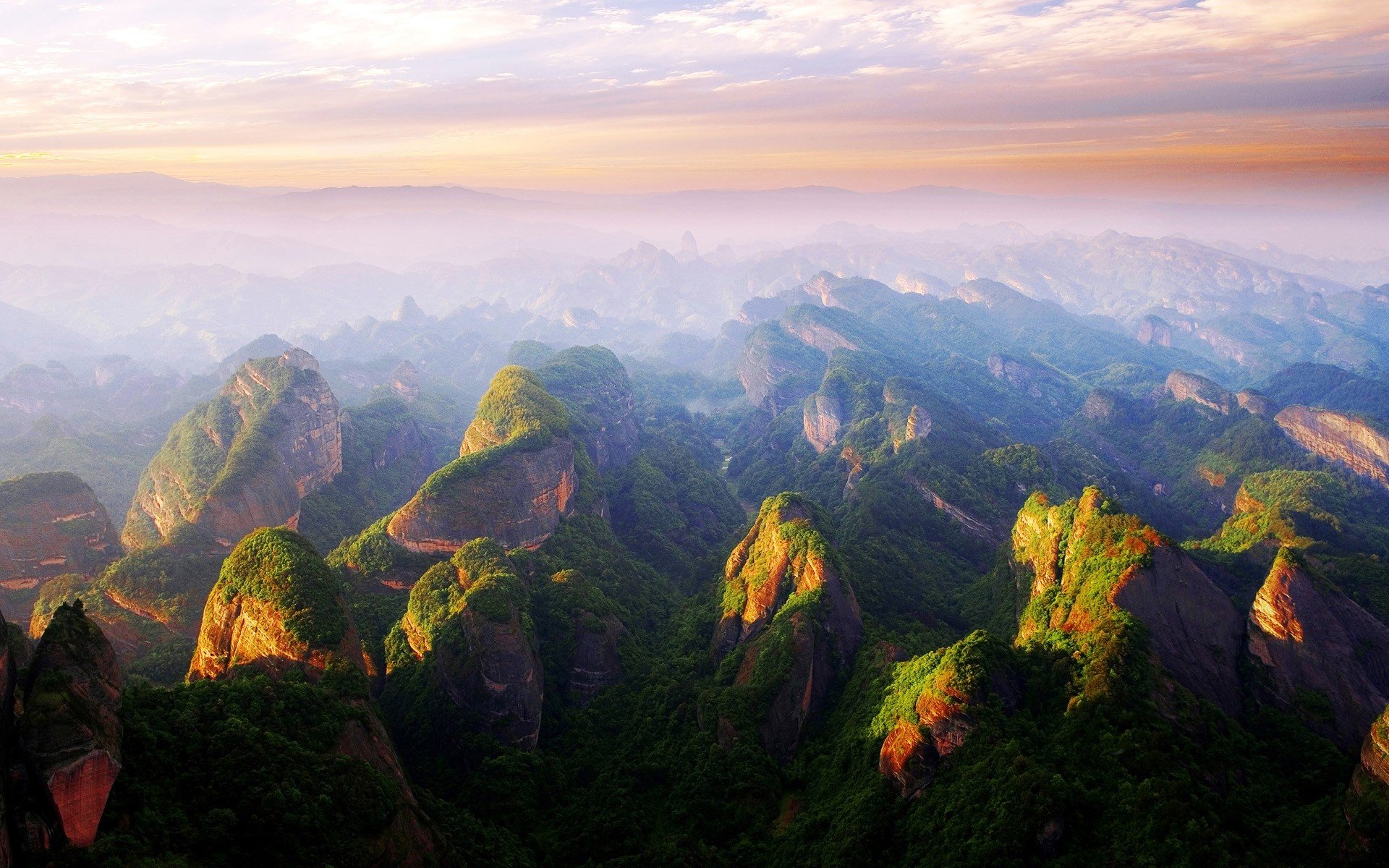 Восточно китайские горы. Горы Хуаншань, Китай. Горы Хуаншань закат. Горы в Китае Хуаншань в облаках. Горы Хуаншань Китай закат.