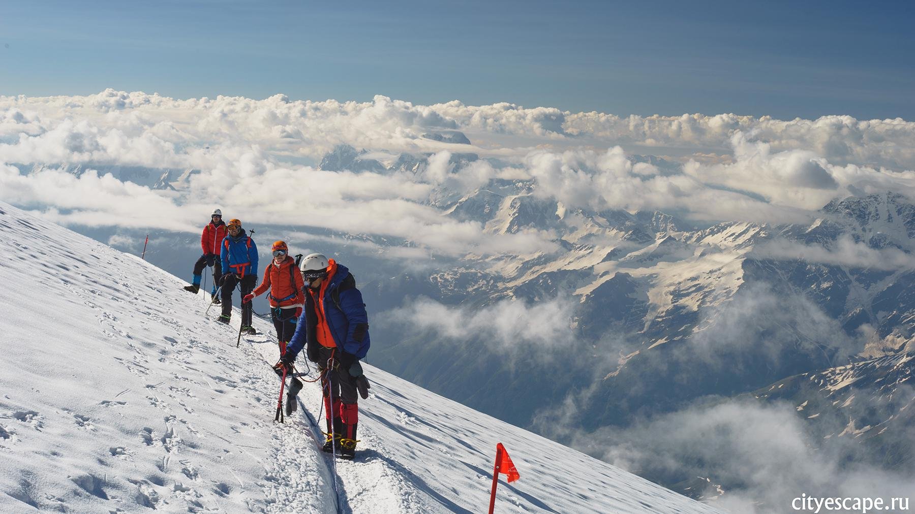 3 вершины эльбруса. Эльбрус с Юга скалы Пастухова. Восхождение на Эльбрус с Юга. Восхождение на вершину Эльбруса. Эльбрус Южный склон.