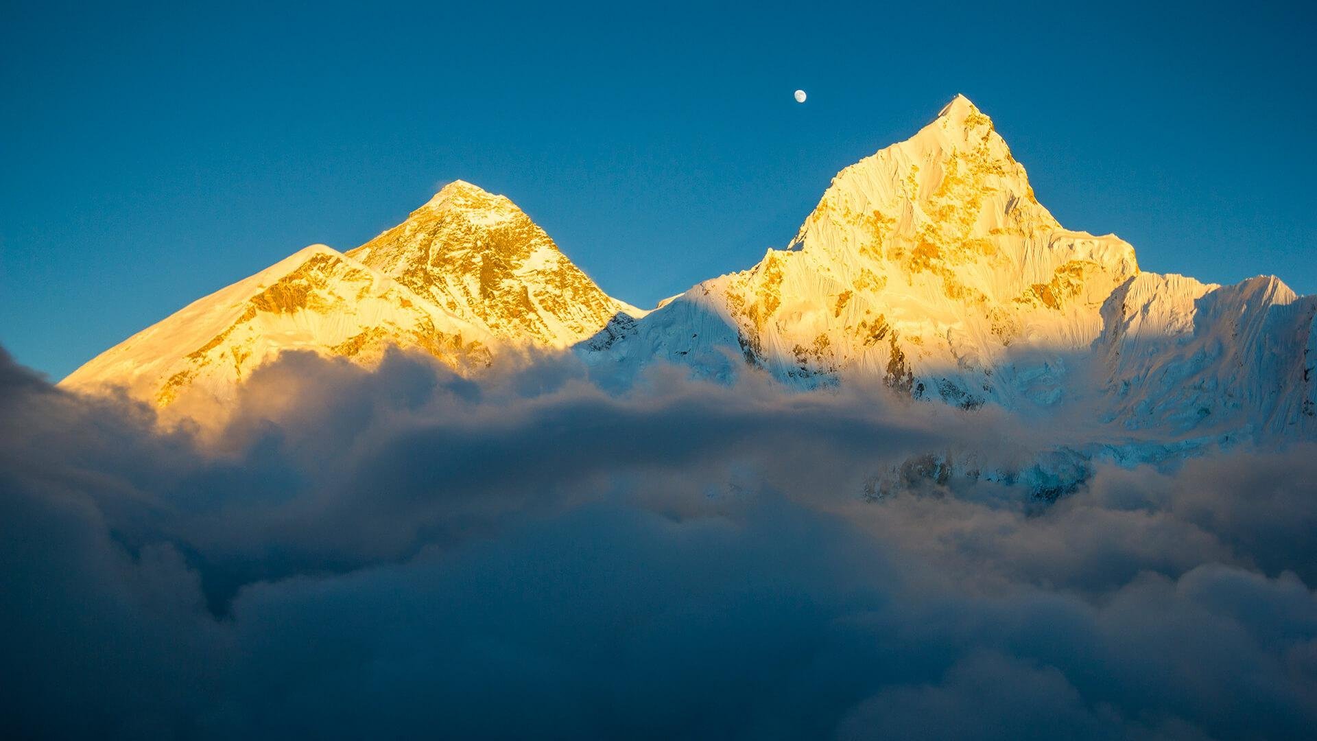 Наивысшая точка гор гималаи. Гималаи Эверест Джомолунгма. Гора Эверест (Джомолунгма). Гималаи. Гора меру в Гималаях. Гора Эверест издалека.