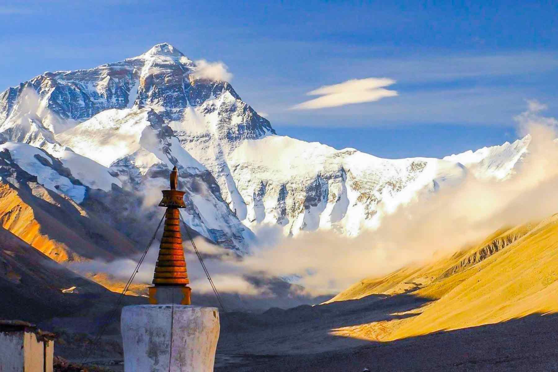 Г гималаи. Лхаса Тибет горы. Тибетский храм Гималаи. Горы Гималаи и Тибет. Гималаи Китай.