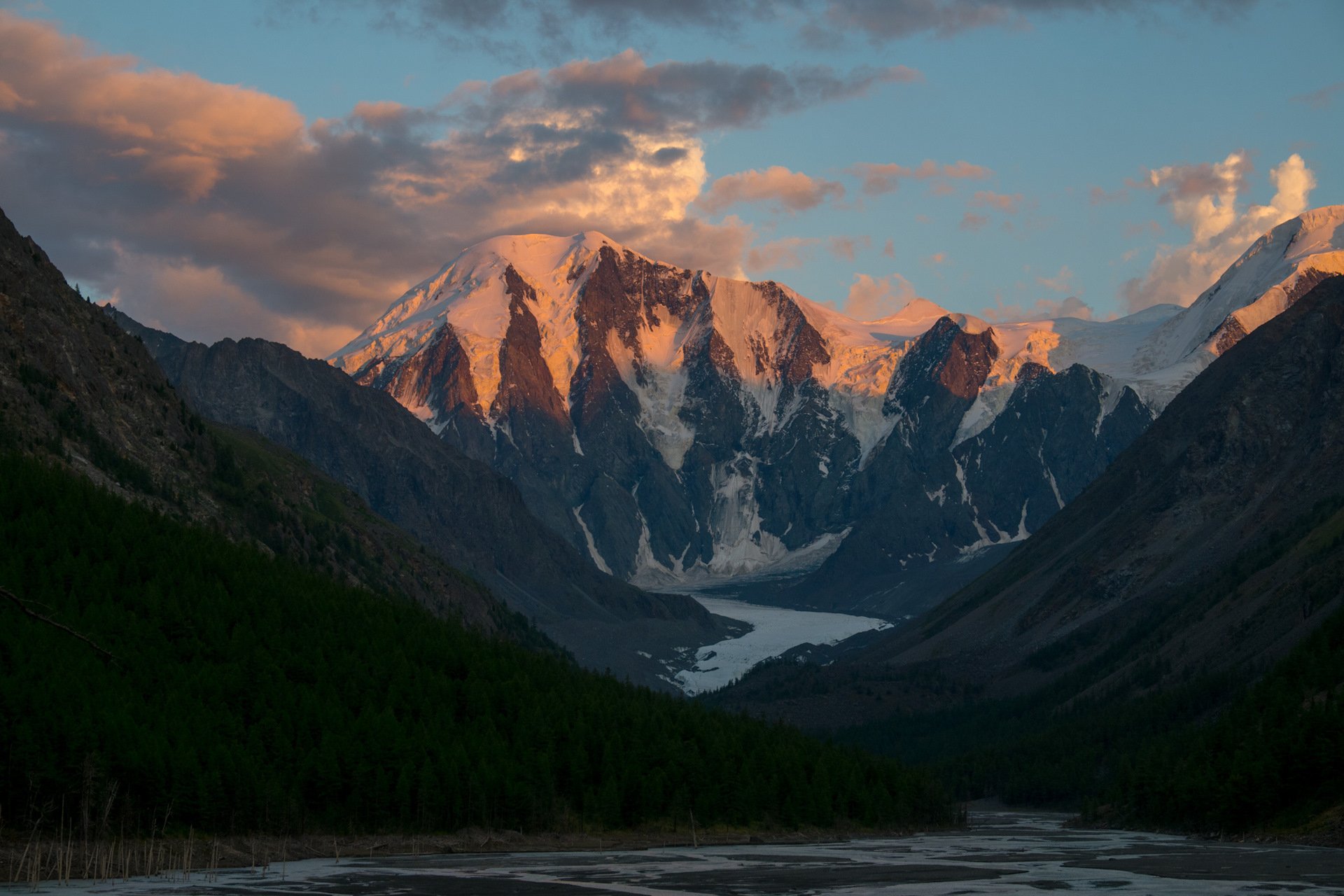 Mountains rus. Гора Маашей Алтай. Гора Белуха, горный Алтай. Маашей Баши гора. Золотые горы Алтая Белуха.