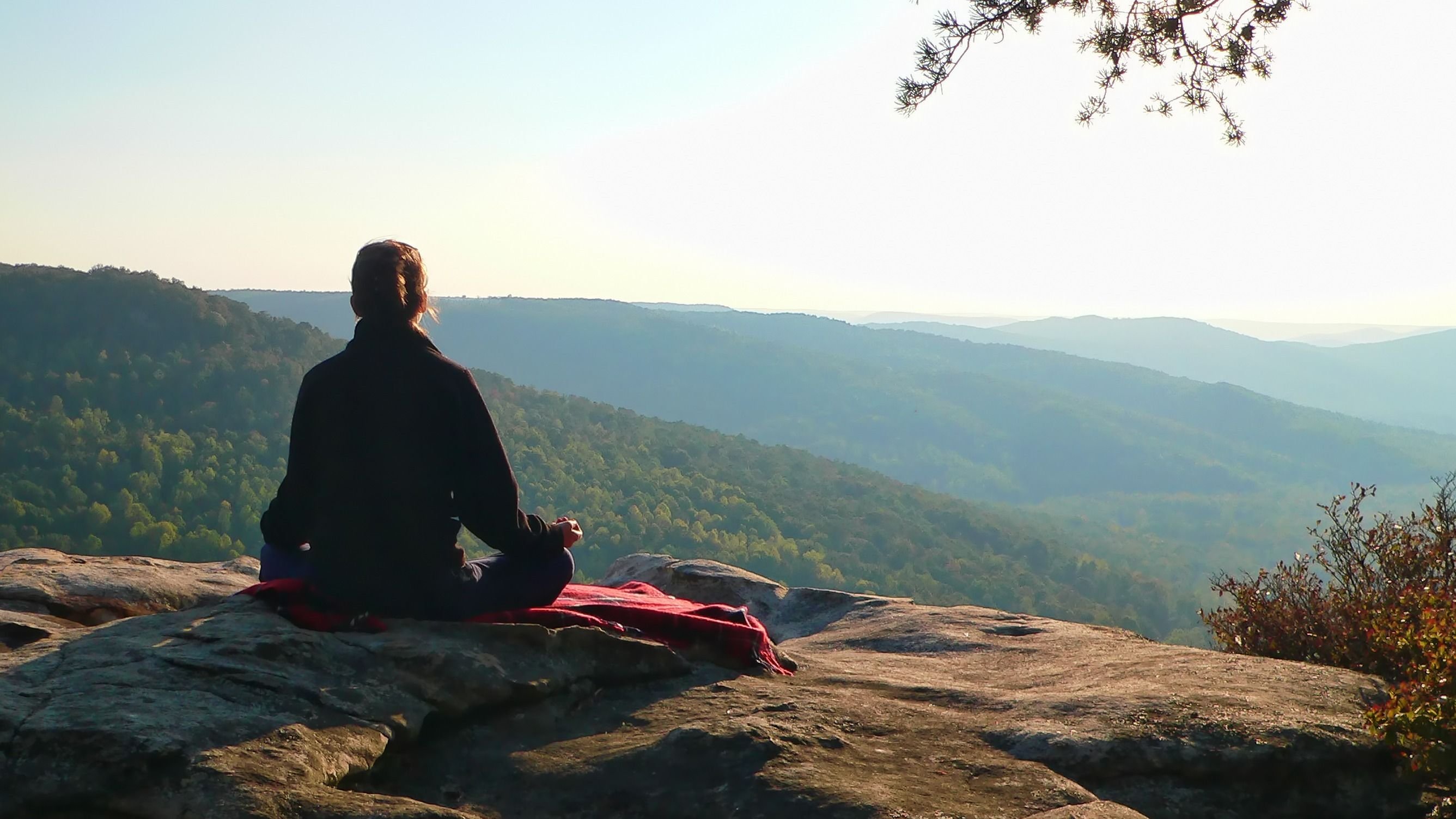 Место для медитации. Человек медитирует в горах. Медитация в горах. Место для медитации на природе. Ретрит в горах.